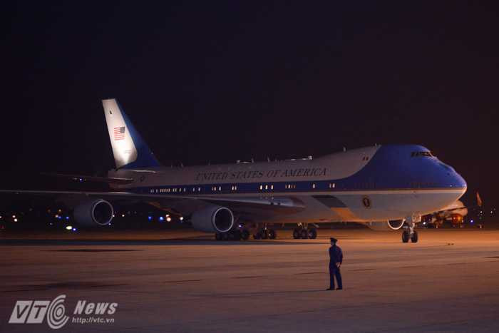 Air Force One rẽ về phía đoàn đón - Ảnh: Tùng Đinh