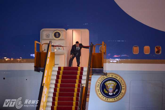 Nhân viên chuẩn bị cho Tổng thống Obam xuống chuyên cơ - Ảnh: Tùng Đinh