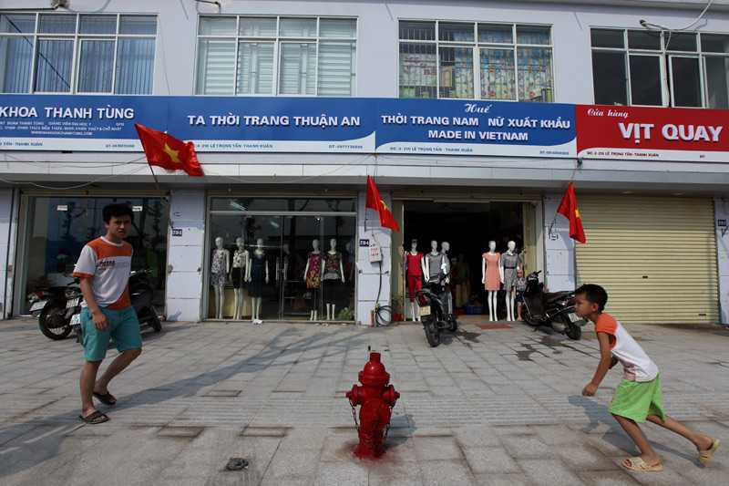 Các biển quảng cáo của nhà mặt tiền thống nhất chỉ dùng 2 mầu xanh, đỏ