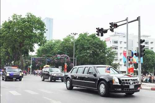 Dàn xe của Tổng thống Mỹ - Barack Obama lăn bánh trên đường phố Hà Nội được sự chào đón nồng nhiệt và thân thiện của người dân Thủ đô. 