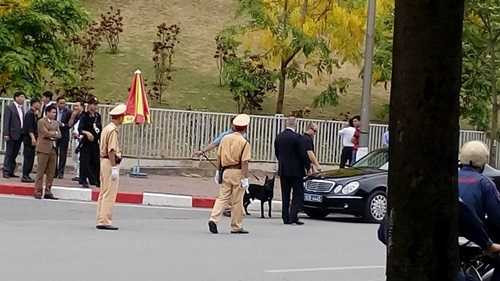 Những chú chó nghiệp vụ cùng các đặc vụ Mỹ kiểm tra kỹ càng từng chiếc xe có mặt trong đoàn nhằm bảo đảm mức an toàn nhất.