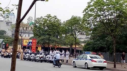 Lực lượng Cảnh sát giao thông cùng dàn môtô dẫn đường cho Tổng thống Mỹ, Barack Obama cũng có mặt tại cổng khách sạn Marriott phía đường Miếu Đầm từ rất sớm. 