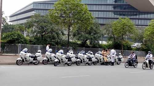 Đội Cảnh sát tuần tra, dẫn đoàn Công An Thành phố Hà Nội cùng dàn môtô phân khối lớn bồ câu cũng đã sắp xếp vào vị trí sẵn sàng di chuyển phục vụ công tác dẫn đoàn. 