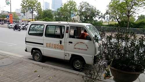 Đội Cảnh sát tuần tra, dẫn đoàn Công An Thành phố Hà Nội cùng dàn môtô phân khối lớn bồ câu cũng đã sắp xếp vào vị trí sẵn sàng di chuyển phục vụ công tác dẫn đoàn. 