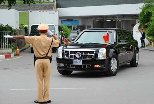 Đúng 10h20, đoàn xe chở Tổng thống Obama đã rời khách sạn để tới Phủ Chủ tịch. Trong ảnh là 2 chiếc xe bọc thép chống đạn Cadillac One, tuy nhiên không rõ Tổng thống Obama ngồi trên chiếc Cadillac One nào? (Ảnh: Zing)