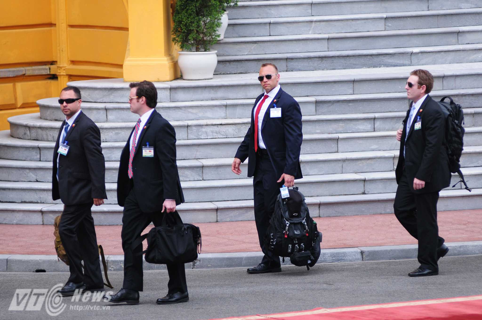 Các mật vụ Mỹ có mặt sớm tại Phủ chủ tịch làm công tác an ninh trước lễ đón - Ảnh: Tùng Đinh