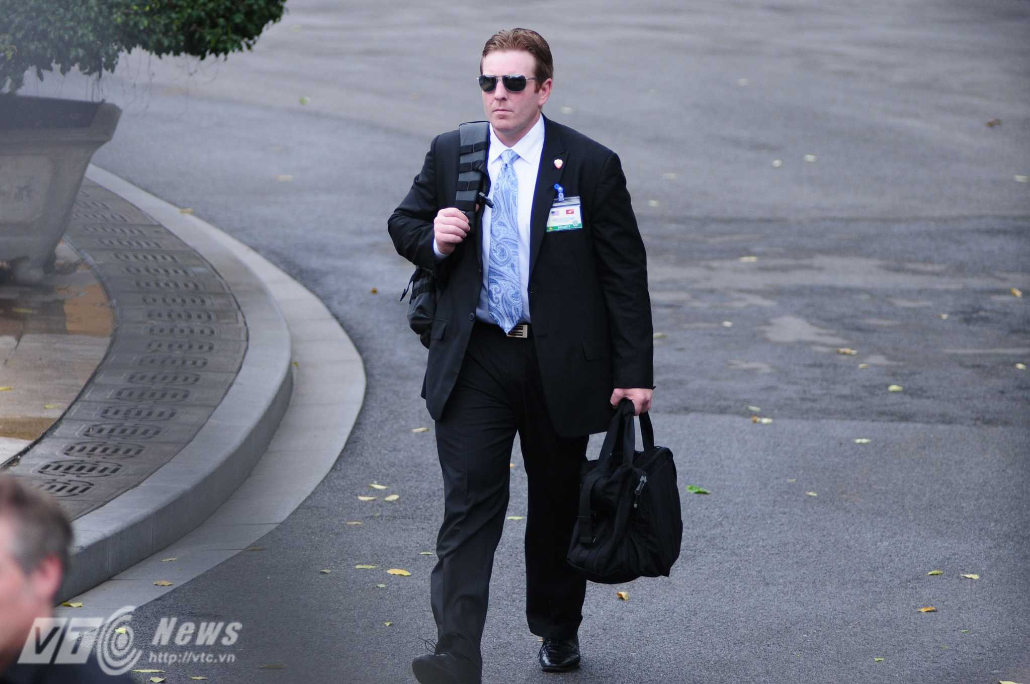 Một mật vụ khảo sát khu vực trước khi lễ đón bắt đầu - Ảnh: Tùng Đinh