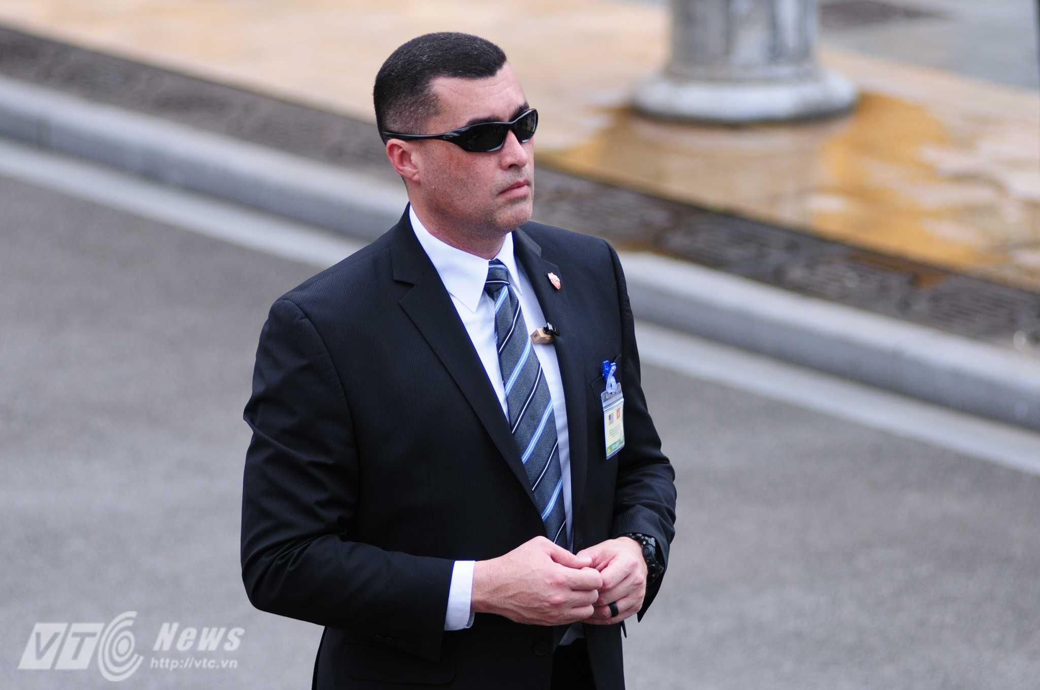 Mật vụ Mỹ đứng làm công tác an ninh - Ảnh: Tùng Đinh