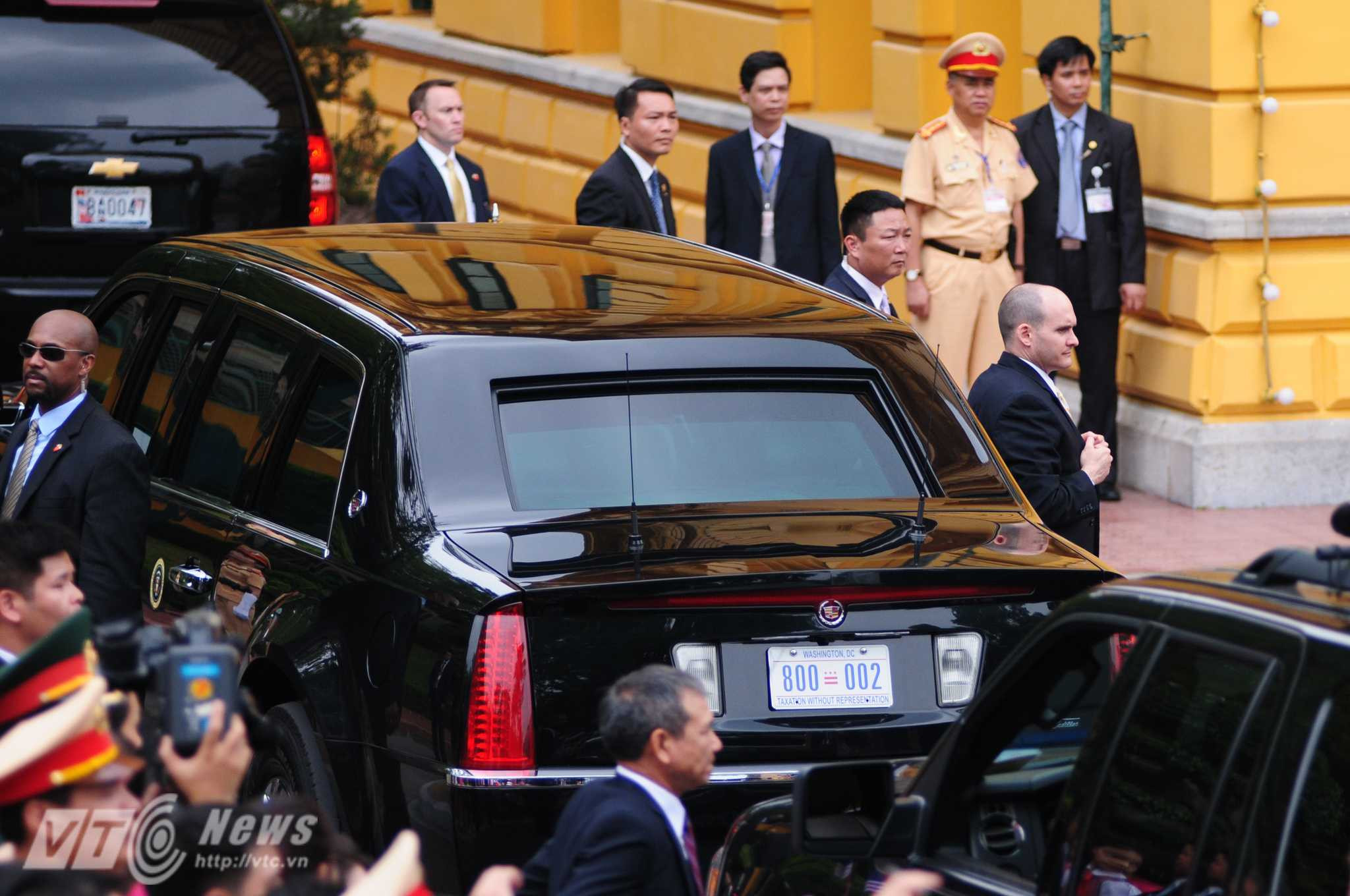 Khi xe của Tổng thống Obama đến Phủ Chủ tịch, luôn có các mật vụ đứng quanh xe - Ảnh: Tùng Đinh