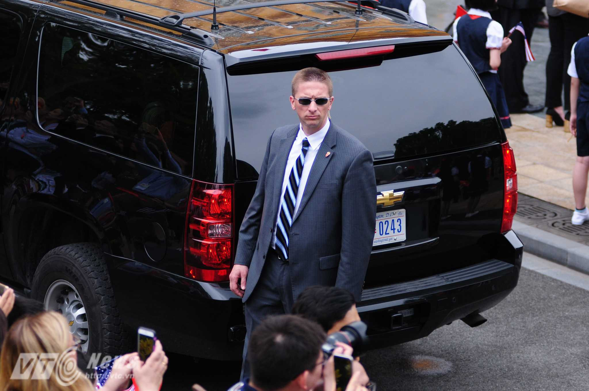 Các mật vụ khác hoạt động rải rác quanh khu vực Tổng thống Mỹ xuất hiện - Ảnh: Tùng Đinh