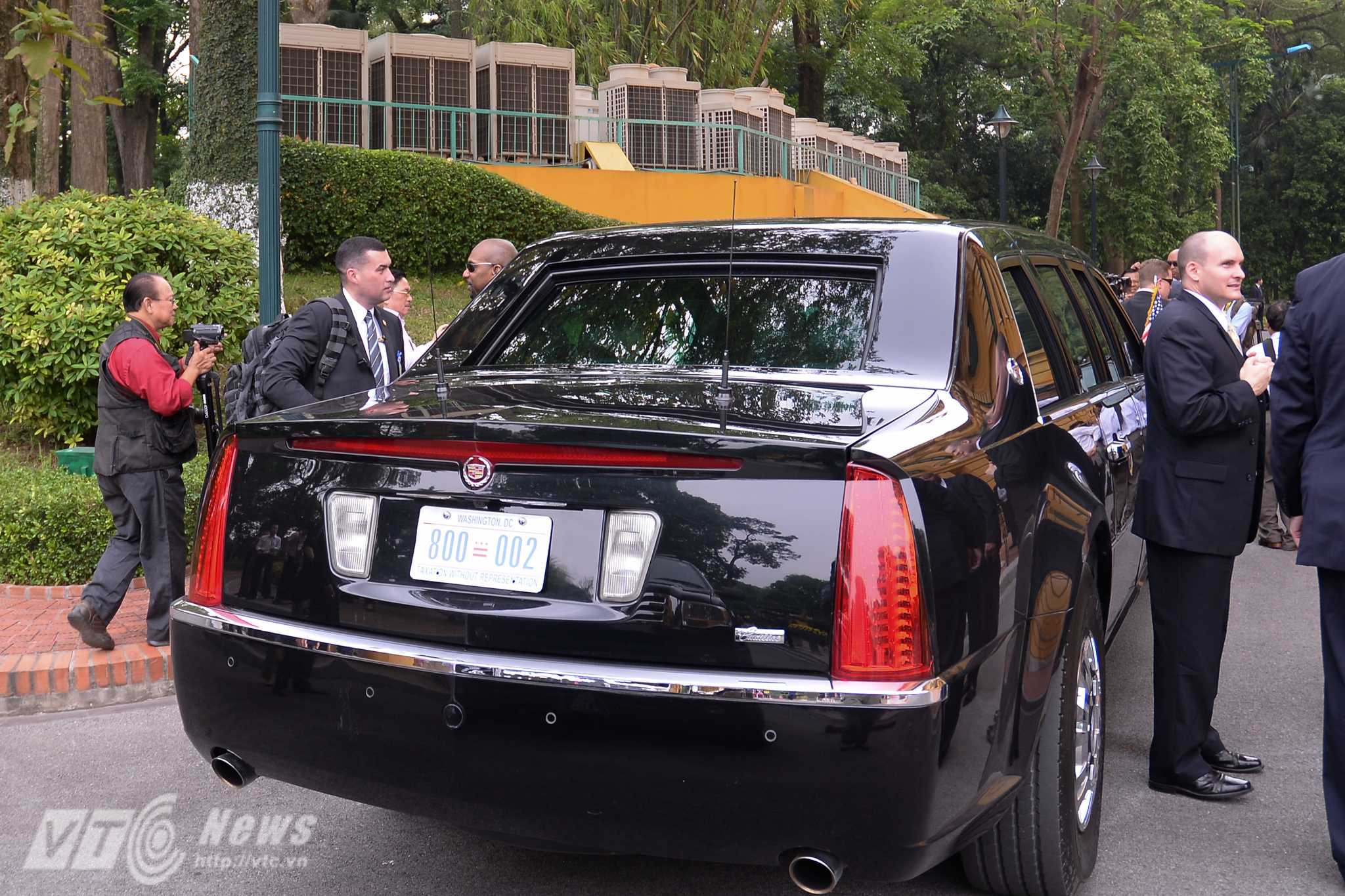 The Beast của Tổng thống Mỹ luôn có các mật vụ vây quanh - Ảnh: Tùng Đinh