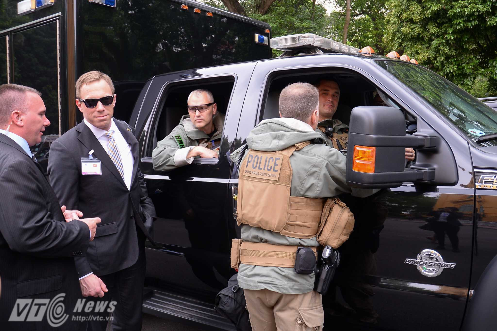 Đặc nhiệm vũ trang của cơ quan Mật vụ Mỹ tại Phủ Chủ tịch sáng 23/5 - Ảnh: Tùng Đinh