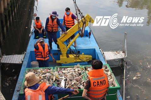 Hàng trăm công nhân và phương tiện được huy động tối đa để trục vớt số lượng cá chết khủng trên kênh Thị Nghè.