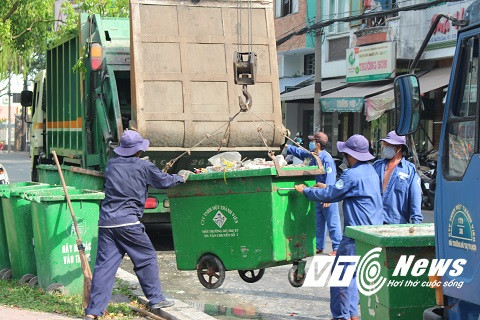 cá chết được vận chuyển lên xe để đưa đi tiêu hủy