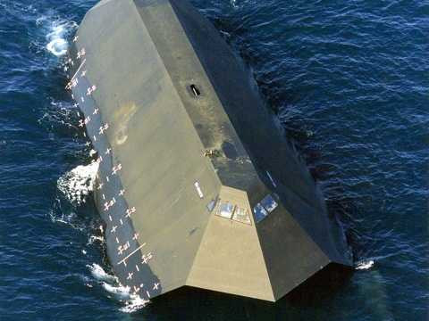 Sea Shadow dài 49,9 m, rộng 20,7 m và cao 4,6 m 