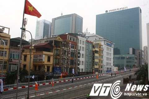 Cầu dài trên 800m, có 16 nhịp, bao gồm một cầu chính có hệ thống dầm hộp thép bản liên hợp bê tông, 5 nhịp liên tục. 