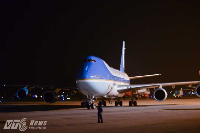 Chiếc Air Force One đến Nội Bài sớm hơn thời gian dự kiến trước đó là rạng sáng 23/5 - Ảnh: Tùng Đinh