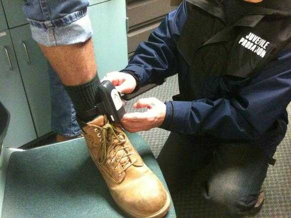 Cận cảnh vòng đeo điện tử giám sát Minh Béo