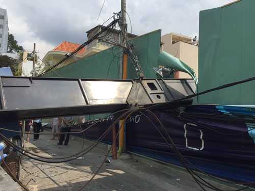 Chiếc cần cẩu rơi đè bẹp lên căn nhà trường mần non