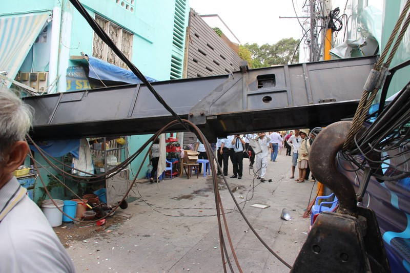 Cần cẩu trăm tấn rơi đè bẹp trường mầm non