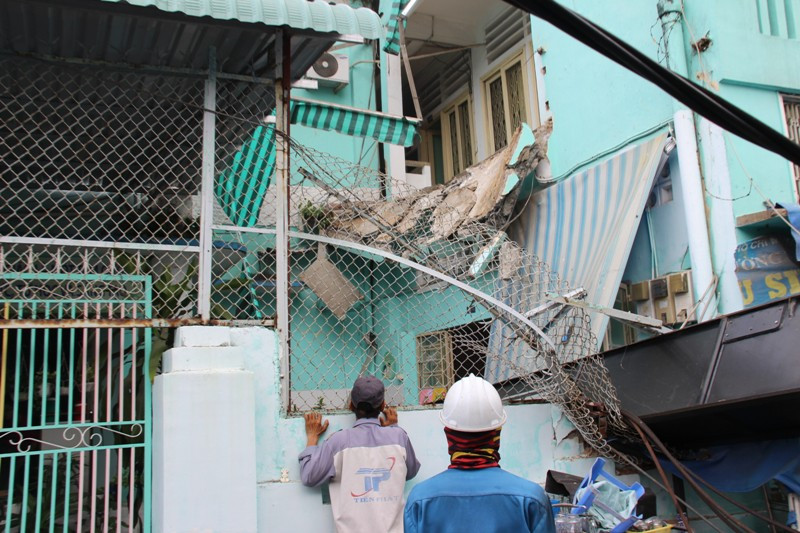 Một số ngôi nhà khác cũng bị đè bẹp