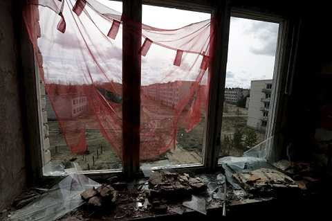 Cửa số hoang tàn trong một căn nhà bị bỏ hoang ở Skrunda-1 