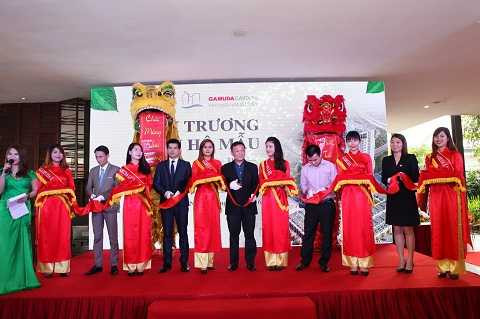 Đại diện Chủ đầu tư cùng các Đại diện Đại lý phân phối thực hiện nghi lễ khai trương Nhà mẫu Đại diện Chủ đầu tư cùng các Đại diện Đại lý phân phối thực hiện nghi lễ khai trương Nhà mẫu