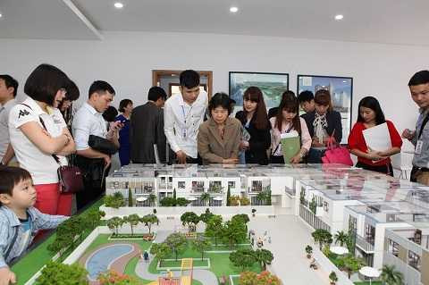 Khách hàng quan tâm tới tiện ích khép kín trong nội khu chung cư The TWO Residence Khách hàng quan tâm tới tiện ích khép kín trong nội khu chung cư The TWO Residence