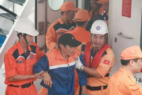 Ngư dân tàu QNa-95959TS được đưa vào bờ an toàn sau khi bị tàu nước ngoài đâm chìm ở Hoàng Sa Ảnh: TRẦN THƯỜNG