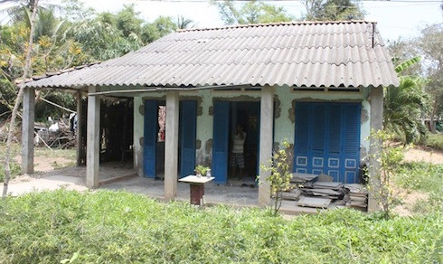  Căn nhà xập xệ lợp tôn Fibro xi măng nóng như lò hấp. Ảnh: Huỳnh Hải