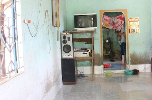 Tivi và amply Cường thường tập hát. Ảnh: Huỳnh Hải