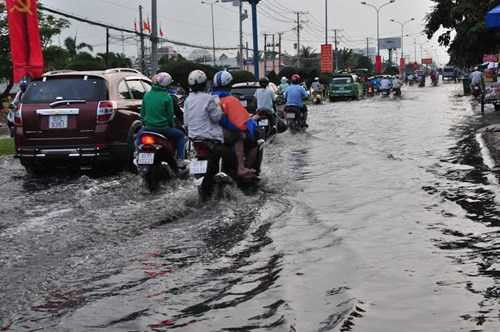 Cần Thơ mưa lớn, đường biến thành sông