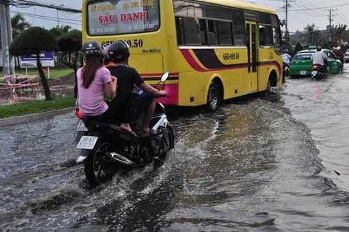 Cần Thơ mưa lớn, đường biến thành sông