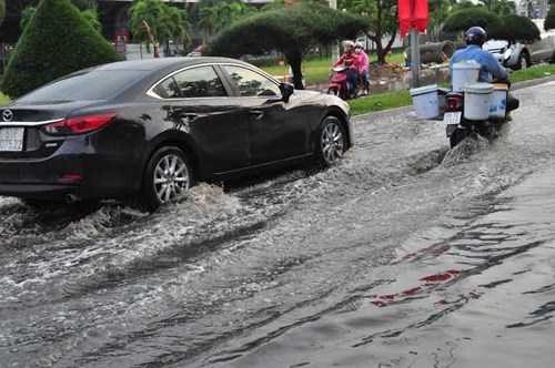 Cần Thơ mưa lớn, đường biến thành sông