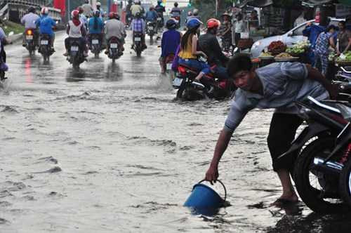 Cần Thơ mưa lớn, đường biến thành sông