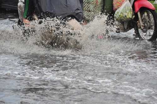 Cần Thơ mưa lớn, đường biến thành sông