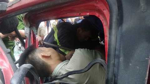 Tài xế Hoàng bị thương và mắc kẹt trong cabin Tài xế Hoàng bị thương và mắc kẹt trong cabin