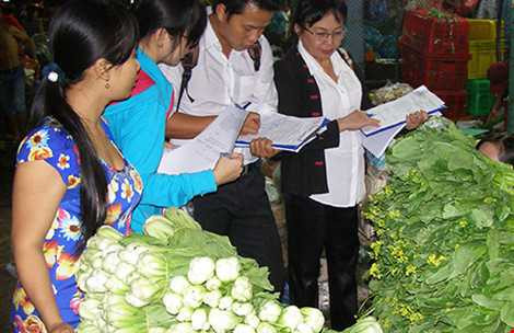 Chi cục BVTV TP.HCM đang kiểm tra nguồn gốc rau, củ đang kinh doanh ở chợ đầu mối Thủ Đức (TP.HCM). Ảnh: Trần Ngọc