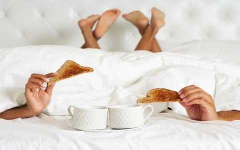 Ăn trước khi làm chuyện ấy là một sai lầm trong chuyện chăn gối