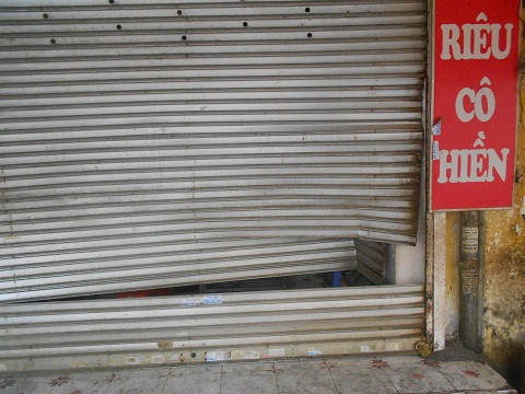 Sau vụ ẩn đả quán bà Hiền hư hỏng nhẹ - Ảnh Ngọc Thắng