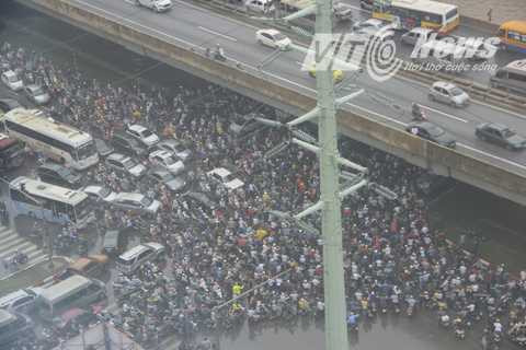 Trong sáng nay, ngã tư Keangnam ùn tắc vì ngập lụt.