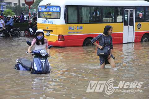 Đến 9h30, lượng nước vẫn ngập khá sâu.