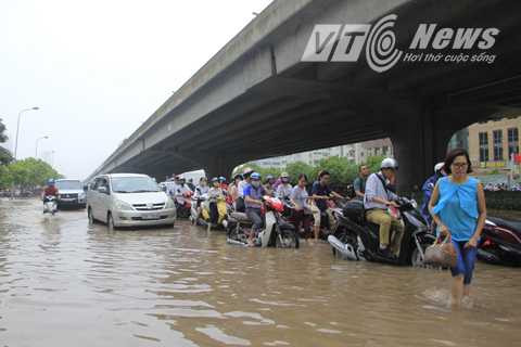 Trong sáng nay, nhiều người đã không thể đến kịp giờ làm vì tắc đường do ngập lụt.