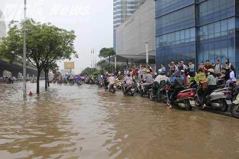 Ghi nhận của PV VTC News, đến 10h cùng ngày nước đã rút, các phương tiện di chuyển được bình thường. 