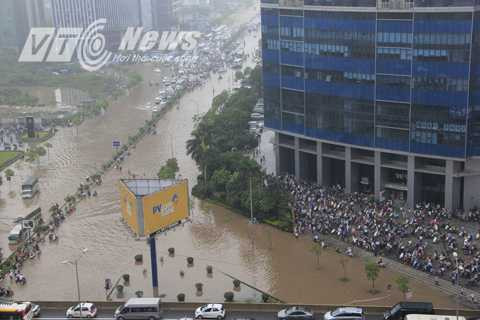 Khu vực ngã tư đường biến thành sông, nước ngập toàn bộ đường.
