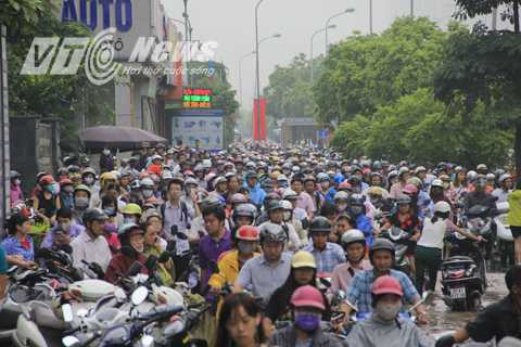 Đường biến thành sông khiến người tham gia giao thông phải tràn lên vỉa hè.