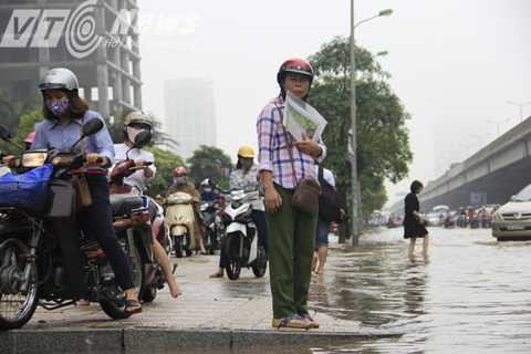 Hè phố bỗng dưng thành đường đi.