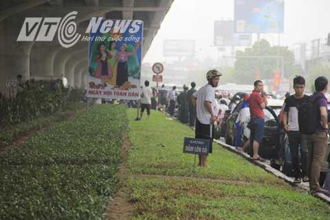 Mặc dù đã có biển cấm đi lên thảm cỏ.