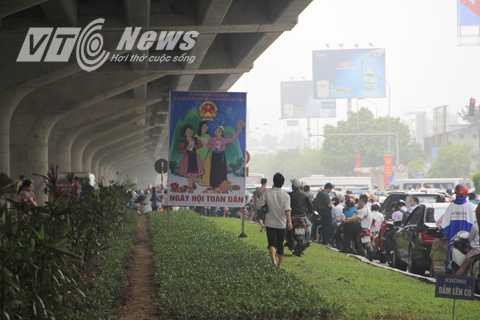 Thậm chí, người ta còn lao cả xe máy lên để đi nhằm thoát khỏi cảnh ùn tắc.