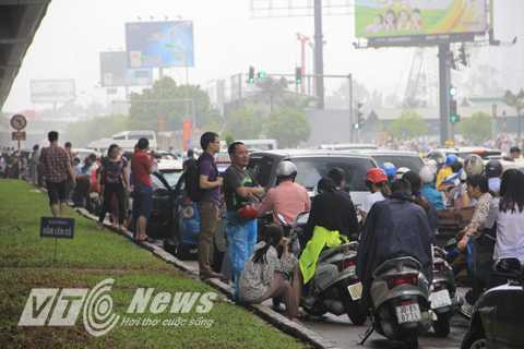 Dòng người nối dài vì tắc đường, họ ngán ngẩm vì đã bị chôn chân ở đây cả giờ đồng hồ